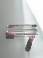 Wimperborsteltje in tube - rose of zwart